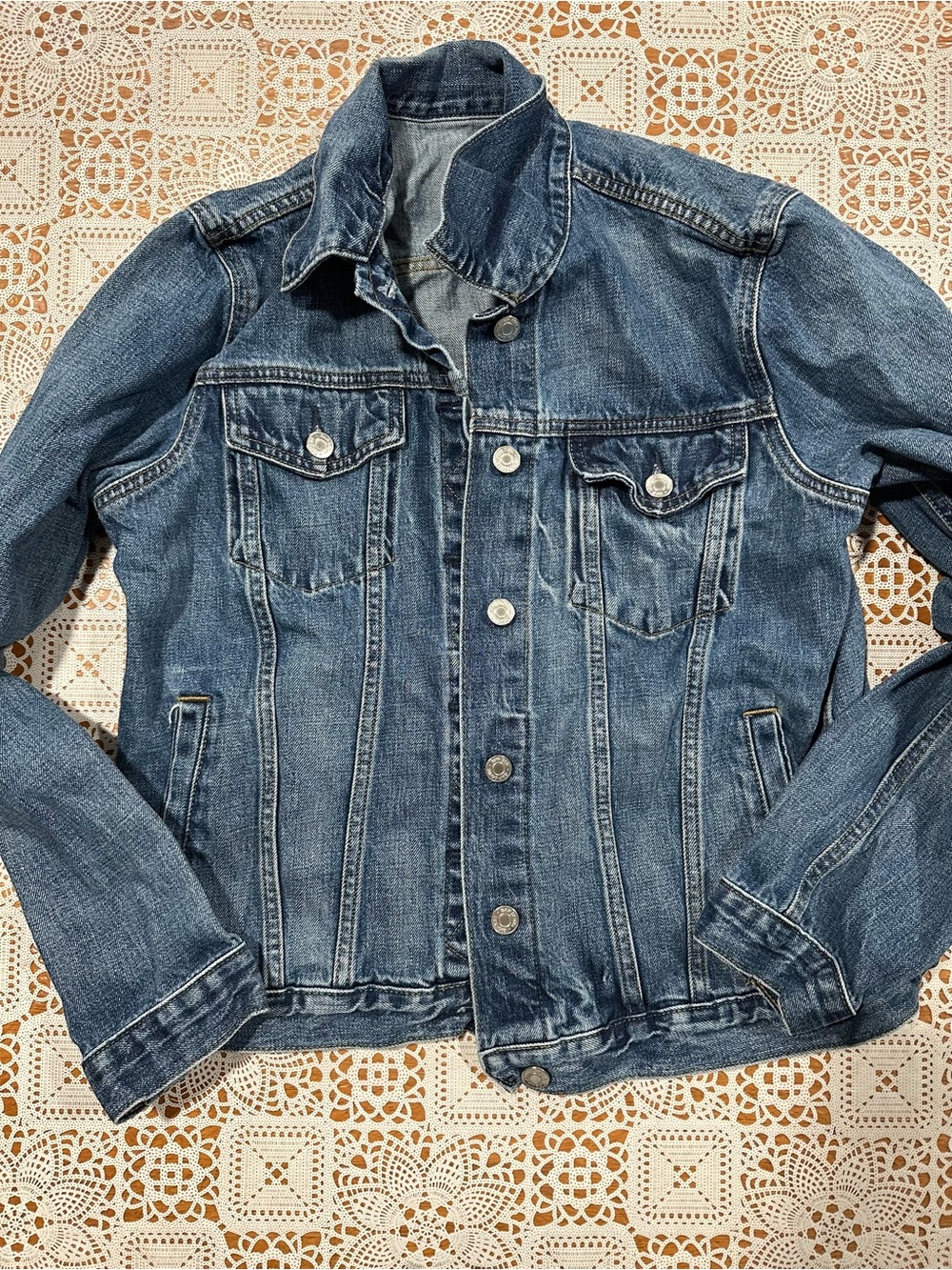 GAP Denim Trucker Jacket Tagged L Fits M 100% Cotton Medium Wash